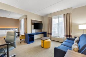 Comfort Suites Near Universal Orlando Resort tesisinde bir televizyon ve/veya eğlence merkezi