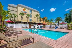 Comfort Suites Near Universal Orlando Resort tesisinde veya buraya yakın yüzme havuzu
