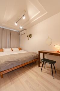 a bedroom with a bed and a desk at Cozy Retreat LATTE in Yatomi 