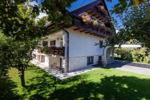 an external view of a house with flowers on the balconies at Papas Apartment in Lesce