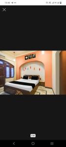 a bedroom with a large bed in a room at Hotel Pink Haveli in Jaipur
