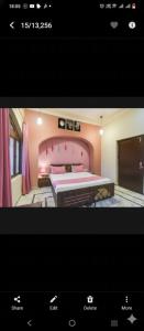 a television screen showing a bedroom with a bed at Hotel Pink Haveli in Jaipur