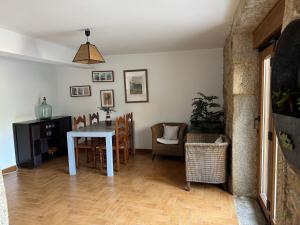 a kitchen and dining room with a table and chairs at A Vixía do Roncudo in Corme-Puerto