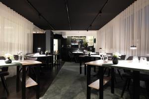 ein Restaurant mit Tischen und Stühlen in einem Raum in der Unterkunft Hotel Görtler in Seesen