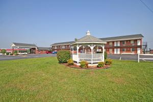 a gazebo in a yard in front of a building at Surry Inn - Dobson - I-77 - Exit 93 in Dobson