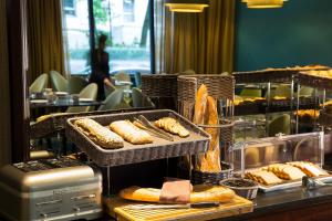 una exposición de panes y pastas en una barra en Hôtel Oceania Le Métropole, en Montpellier