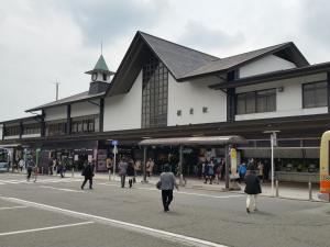 ein großes Gebäude mit Leuten, die auf der Straße spazieren in der Unterkunft Guest room Kamakura Nagomi -Hydrangea- in Kamakura