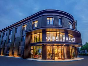a large building with a lot of windows at Yilan Yunjing Boutique Hotel in Beijing