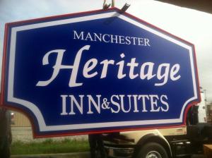 un signe bleu pour les services invasifs du patrimoine manchester dans l'établissement Manchester Heritage Inn & Suites, à Manchester
