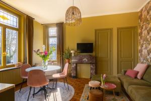 ein Wohnzimmer mit Sofa und Tisch in der Unterkunft B&B d'Ouwe Grutter in Wagenberg