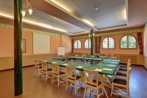 The business area and/or conference room at Hôtel des Vignes