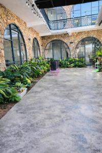 a large courtyard with plants in a building at Tròn Homestay Vĩnh Hy in Vĩnh Hy +16 photos