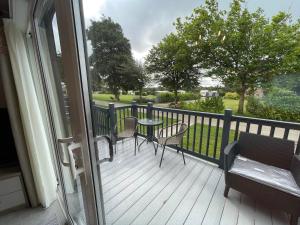 a balcony with a table and chairs on a porch at The Royal Oak - Sleeps 4 - Deck - Free Parking in Holsworthy