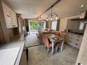 a kitchen and dining room with a table and chairs at The Royal Oak - Sleeps 4 - Deck - Free Parking in Holsworthy