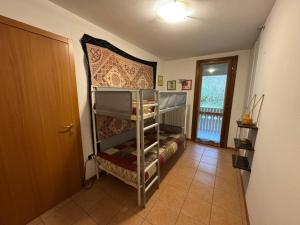 a room with a bunk bed and a door at La Cà dol Carlì in Clusone
