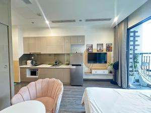 a room with a kitchen and a room with a bed at R1 Studio Ruby Zenpark in Gia Lâm Pho