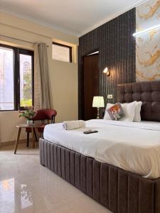 a bedroom with a large bed in a room at Hotel Fortune Home Residency Near Spectrum Mall Sector 72 in Noida +78 photos