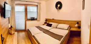 a bedroom with a bed and a window at Sedlhof Apartment in Grub