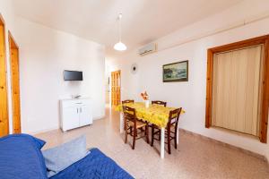 a living room with a table and a couch at Summer Flat - San Foca in San Foca