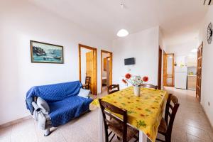 a living room with a table and a couch at Summer Flat - San Foca in San Foca