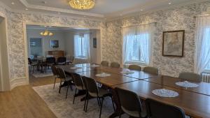 a conference room with a large wooden table and chairs at Kauppilan Matkailutalo in Ikaalinen