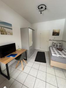 a room with a desk and a bed in it at An der Gärtnerei in Dömitz