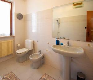a bathroom with a sink and a toilet at La casa di a-mici in Maccagno Superiore +23 photos