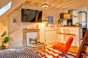a living room with a bed and a kitchen at La Cime - Duplex hypercentre, Wi-Fi & restaurant in Caen