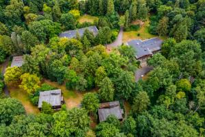 an aerial view of a house in the forest at Ringhotel Schorfheide I Waldresort Werbellinsee in Joachimsthal