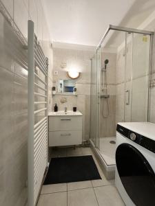 a bathroom with a shower and a sink at T2 Evry Centre - Proche de Orly et Paris in Courcouronnes