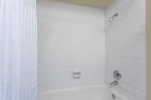 Vannituba majutusasutuses Days Inn By Wyndham Bellingham WA
