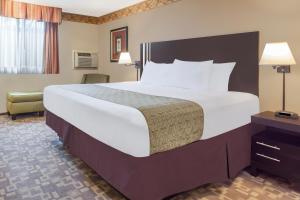 Voodi või voodid majutusasutuse Days Inn By Wyndham Bellingham WA toas
