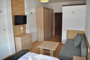 Telewizja i/lub zestaw kina domowego w obiekcie OperaHostel
