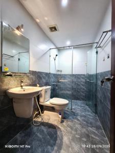 a bathroom with a toilet and a sink and a shower at Long Homestay Phuc An in Ðức Hòa +63 photos