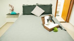 a bedroom with a bed with a wooden box on it at Jahu Center Casas Un 6 in Jaú
