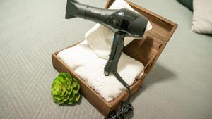 a hair dryer in a wooden box with towels at Jahu Center Casas Un 6 in Jaú