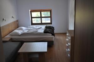 Łóżko lub łóżka w pokoju w obiekcie OperaHostel