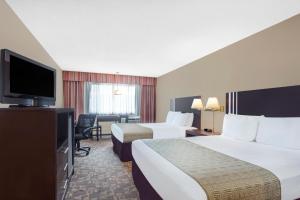 Televiisor ja/või meelelahutuskeskus majutusasutuses Days Inn By Wyndham Bellingham WA