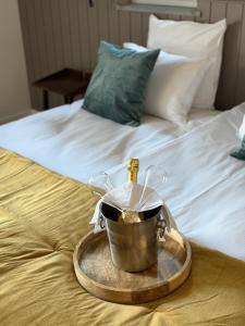 a tray with a bucket on top of a bed at Villa Dolce in Silly +15 photos