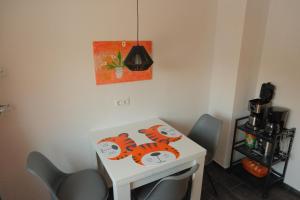 a white dining room table with two tigers on it at Gabis Ferienwohnung Zwickau in Zwickau