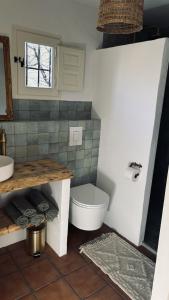a bathroom with a toilet and a sink at MOZa LUZe - Off Grid Casa Rural in El Pilar y Provincias