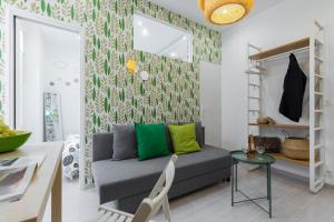 un salon avec un canapé et une table dans l'établissement La Casa Madere- Centre ville prés gare - wifi -confort et cosy prés des transports en communs, à Nice