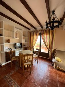 a kitchen and living room with a table and a dining room at Apartamentos Turísticos La Posada in Oropesa