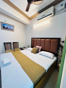 a bedroom with a large bed and a ceiling at Anandmay Homestay, Near Triveni Ghat, Rishikesh in Rishīkesh