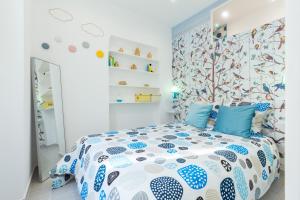 une chambre avec un lit avec une couette bleue et blanche dans l'établissement La Casa Madere- Centre ville prés gare - wifi -confort et cosy prés des transports en communs, à Nice
