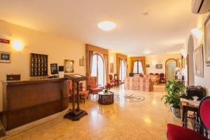 a large living room with a piano in the middle at Hotel Villa Giuseppina in Scala