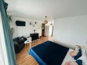 a living room with a bed and a couch at LakeViewHouse in Năvodari