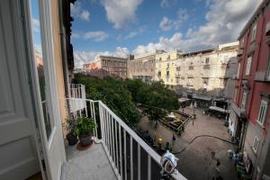 einen Balkon mit Blick auf eine Stadt mit Gebäuden in der Unterkunft Ovo - Slow Travel in Neapel