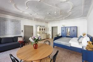 a living room with a bed and a table at Am Znaimertor in Retz