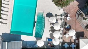 an overhead view of a pool with tables and umbrellas at Hotel Capitol - Bianchi Hotels in Bellaria-Igea Marina +19 photos